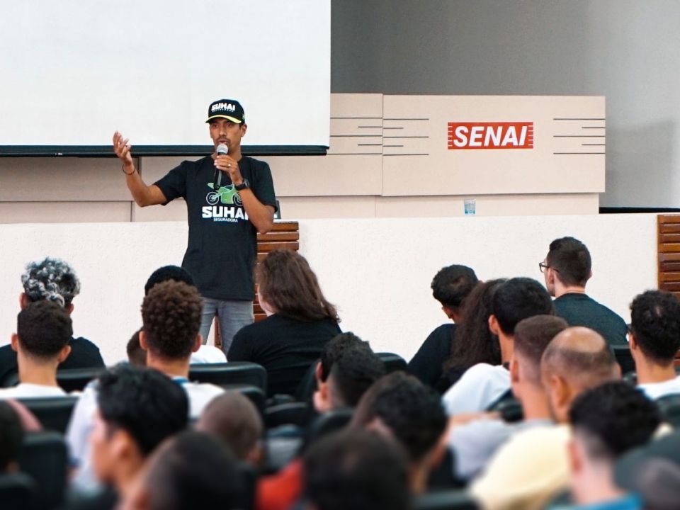 Fabinho da Hornet em palestra no Senai